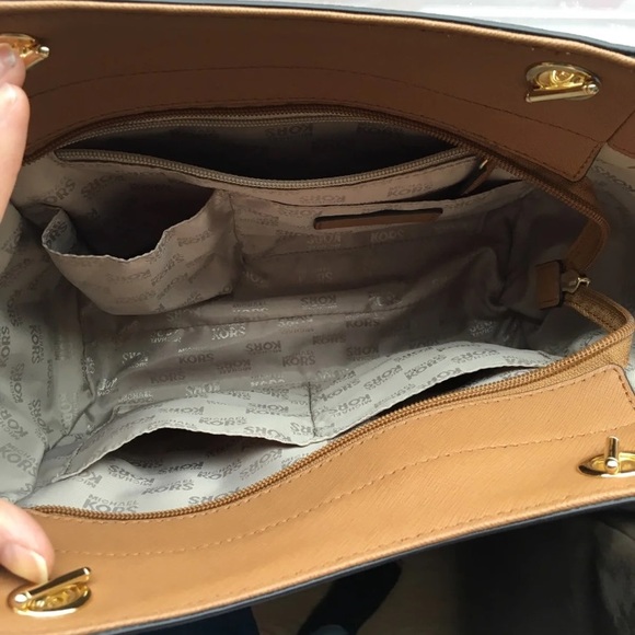 ❌ Sold ❌ Michael Kors Jet Set Chain Shoulder Tote - Picture 3 of 8